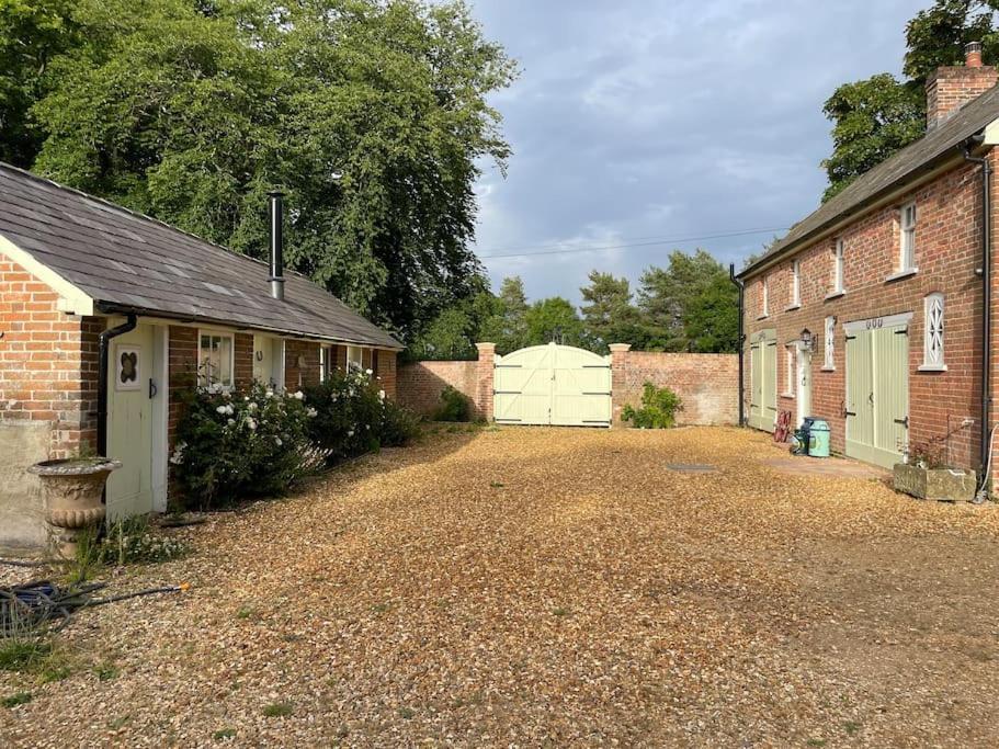 The Georgian Coach House:New Forest With Hot Tub Villa Fordingbridge Exterior photo