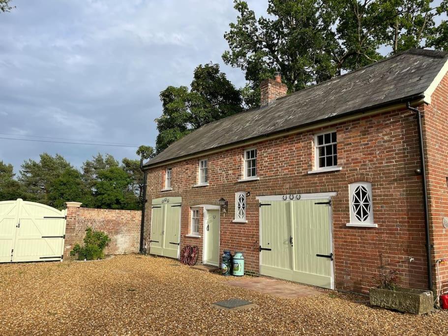 The Georgian Coach House:New Forest With Hot Tub Villa Fordingbridge Exterior photo